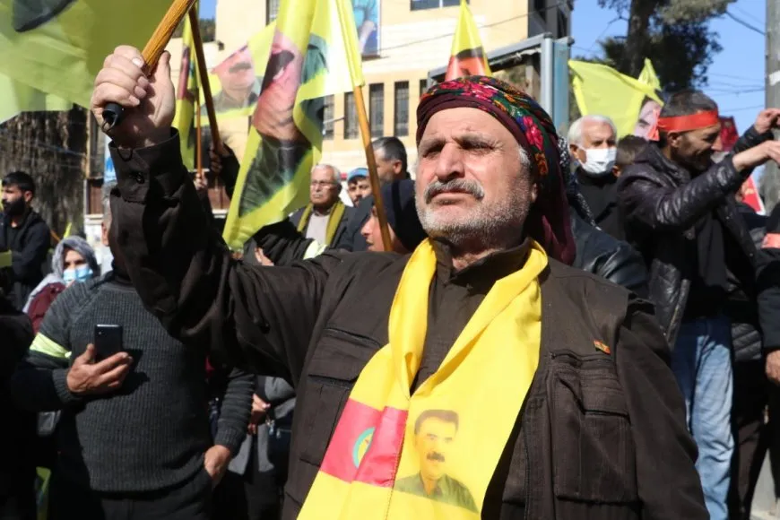 Di çalakiyan de dîmenên pabendiya pêkhateyan a ji bo Rêber Abdullah Ocalan
