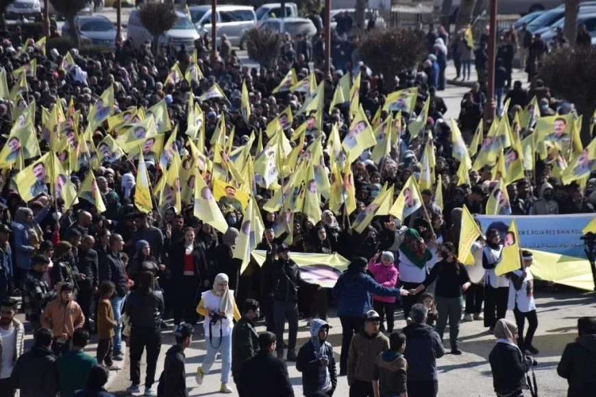 Di çalakiyan de dîmenên pabendiya pêkhateyan a ji bo Rêber Abdullah Ocalan