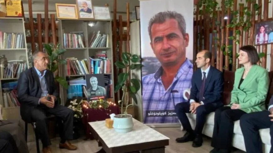 Şandeya DEM Partî û DBP’ê serdana Rojnews’ê kir