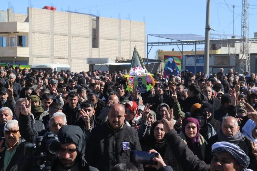 Fermandarê QSD’ê şehîd Rêzan Orkêş bi girseyî hat oxirkirin