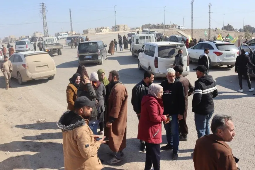 Xelkê Reqayê berxwedêrên ji Tişrînê vegeriyane bi tilîliyan pêşwazî kirin