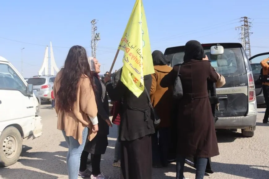 Xelkê Reqayê berxwedêrên ji Tişrînê vegeriyane bi tilîliyan pêşwazî kirin