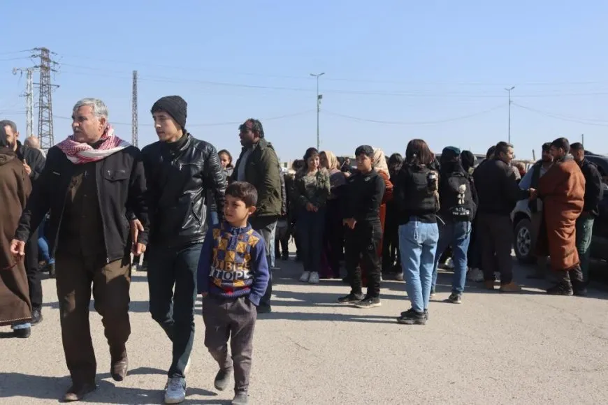 Xelkê Reqayê berxwedêrên ji Tişrînê vegeriyane bi tilîliyan pêşwazî kirin