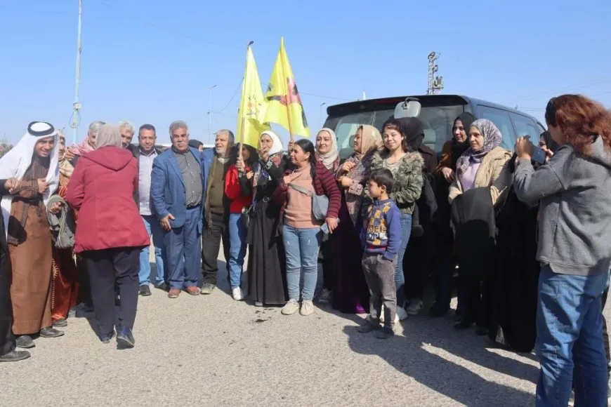 Xelkê Reqayê berxwedêrên ji Tişrînê vegeriyane bi tilîliyan pêşwazî kirin