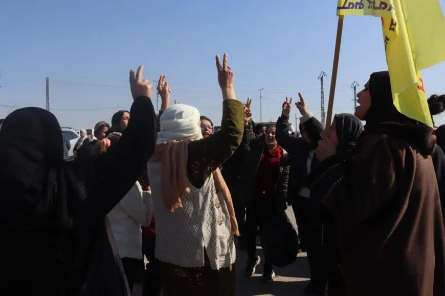 Xelkê Reqayê berxwedêrên ji Tişrînê vegeriyane bi tilîliyan pêşwazî kirin