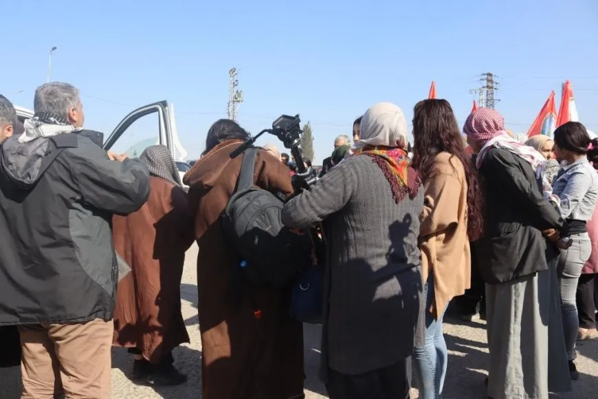 Xelkê Reqayê berxwedêrên ji Tişrînê vegeriyane bi tilîliyan pêşwazî kirin