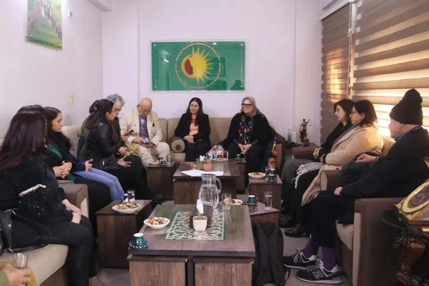 Şandeya brîtanî bi rêxistin û tevgerên jinan re civiya