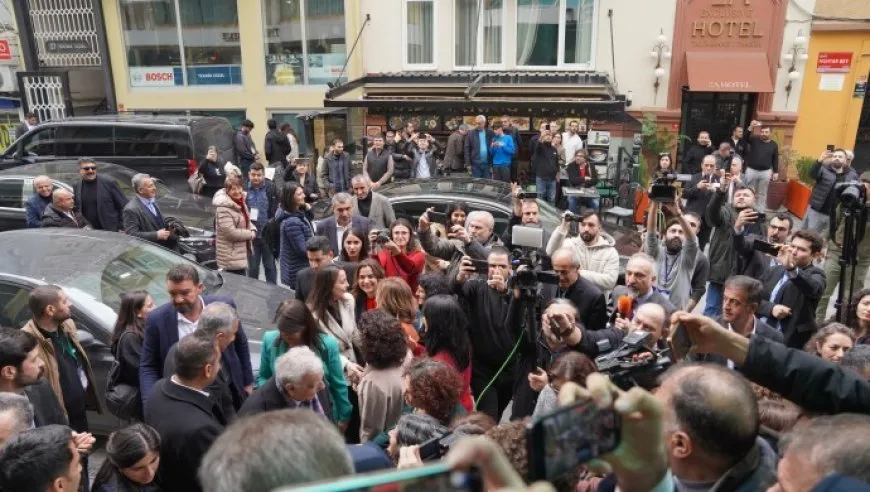 Şandeya Îmrali bi dirûşmeya ‘Bijî Serok Apo' hat pêşwazîkirin