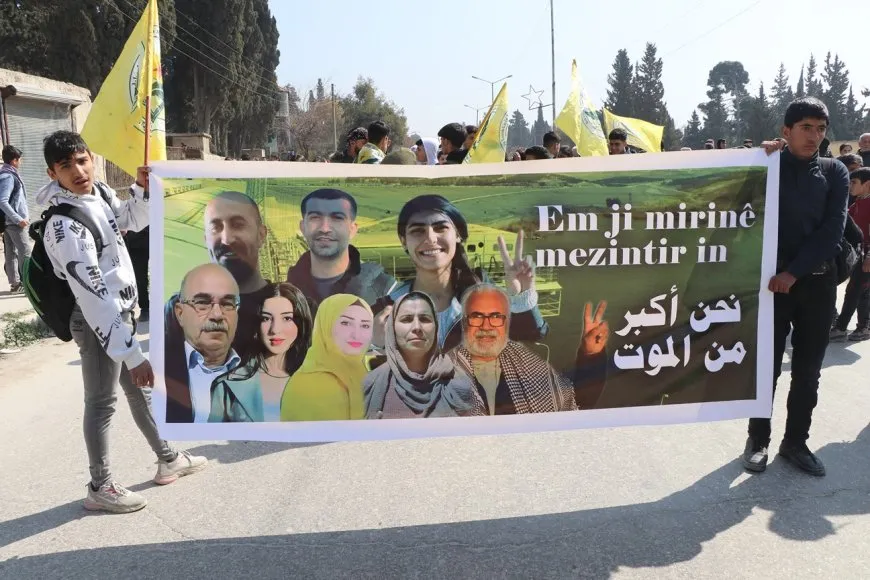 Xwendekar ji bo piştgiriya berxwedana Tişrînê meşiyan
