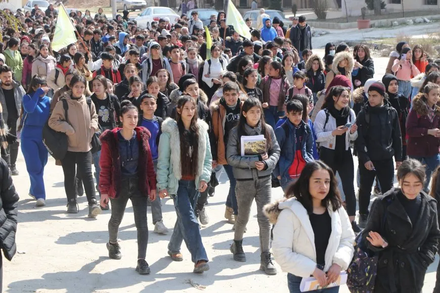 Xwendekar ji bo piştgiriya berxwedana Tişrînê meşiyan