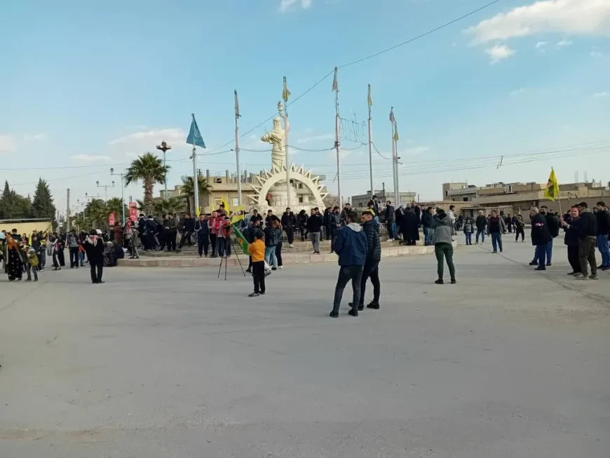 Gelên Bakûr û Rojhilatê Suriyeyê ji bo guhdarkirina peyama Rêrtiyê kom dibin