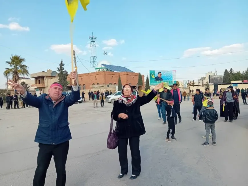 Gelên Bakûr û Rojhilatê Suriyeyê ji bo guhdarkirina peyama Rêrtiyê kom dibin