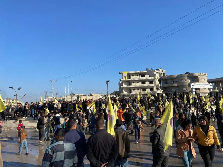 Gelên Bakûr û Rojhilatê Suriyeyê ji bo guhdarkirina peyama Rêrtiyê kom dibin