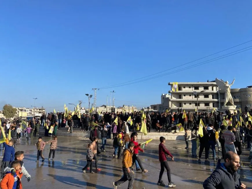 Gelên Bakûr û Rojhilatê Suriyeyê ji bo guhdarkirina peyama Rêrtiyê kom dibin