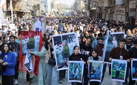 Şêniyên Qamişloyê bi meşekê komkujiyên li dijî elewiyan şermezar kirin