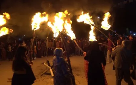 Pîrozbahiyên Newrozê bi pêxistina agir û kombûnên girseyî didomin