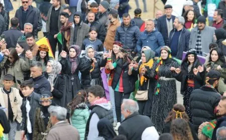 Li Wanê gel bi coş ber bi qada Newrozê ve diçe