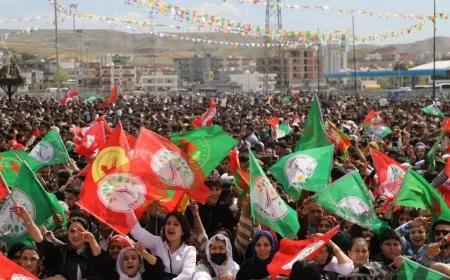 Sed hezar kesên Bakurê Kurdistan û Tirkiye agirê Newrozê geş kir