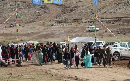 Bi coşeke mezin bi hezaran xelkê Bakur û Rojhilatê Sûriyeyê berê xwe didin qadên Newrozê