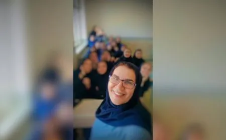 Îranê 3 sal cezayê girtîgehê li mamostayek jin birî