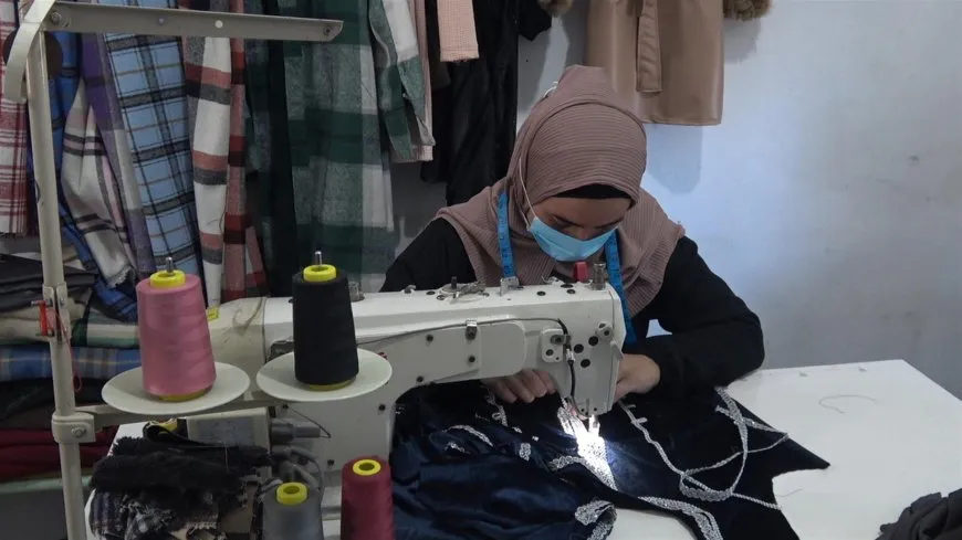Çîroka jineke kedkar… bi ta û derziyê xewnên xwe pêk anîn