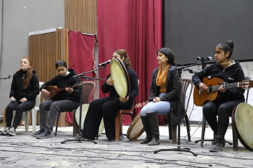 Jinên Kobanî bi çanda xwe 8’ê Adarê pêşwazî dikin