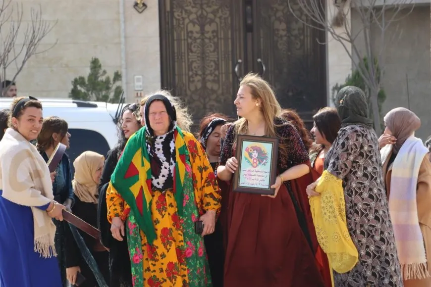 Jin bi serdanan çalakiyên 8’ê Adarê didomînin