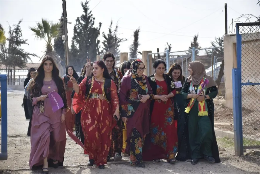 Jin bi serdanan çalakiyên 8’ê Adarê didomînin