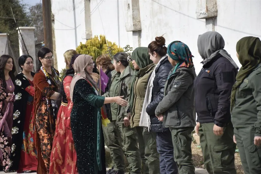 Jin bi serdanan çalakiyên 8’ê Adarê didomînin