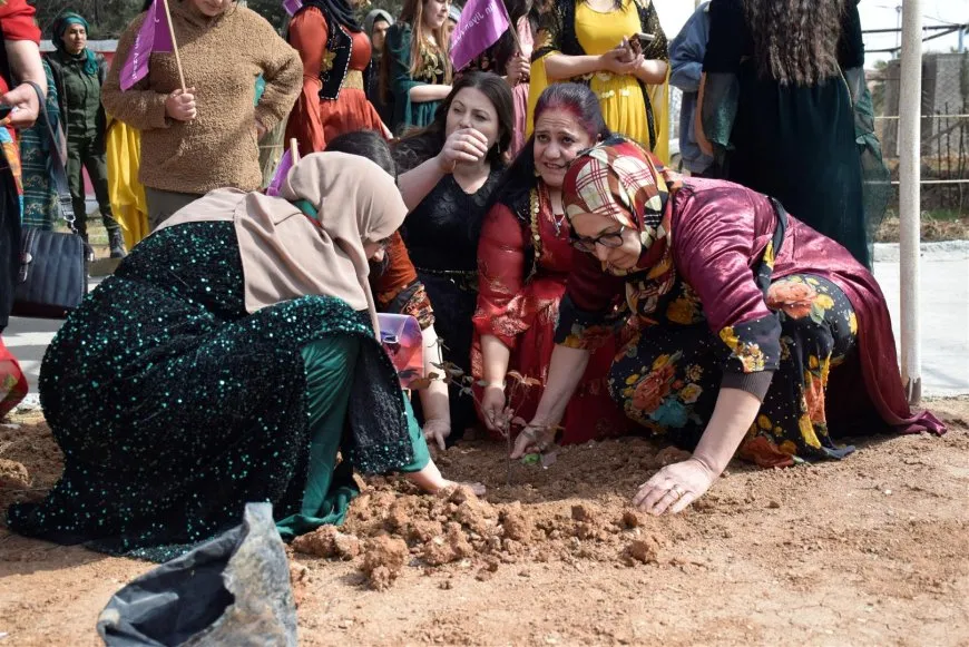 Jin bi serdanan çalakiyên 8’ê Adarê didomînin