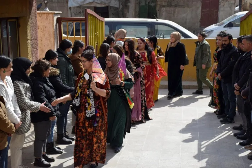 Jin bi serdanan çalakiyên 8’ê Adarê didomînin