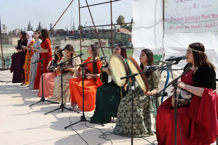 Li Qamişloyê xwendekaran 8’ê Adarê pîroz kir