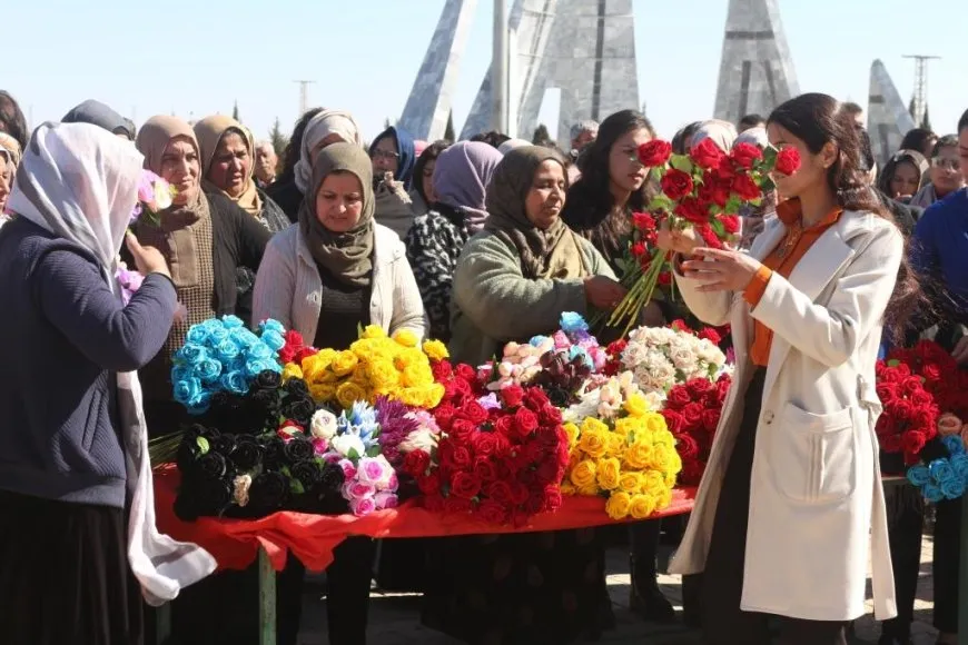 Jinên ciwan û xwendekarên Zanîngeha Kobanê 8’ê Adarê pîroz kir