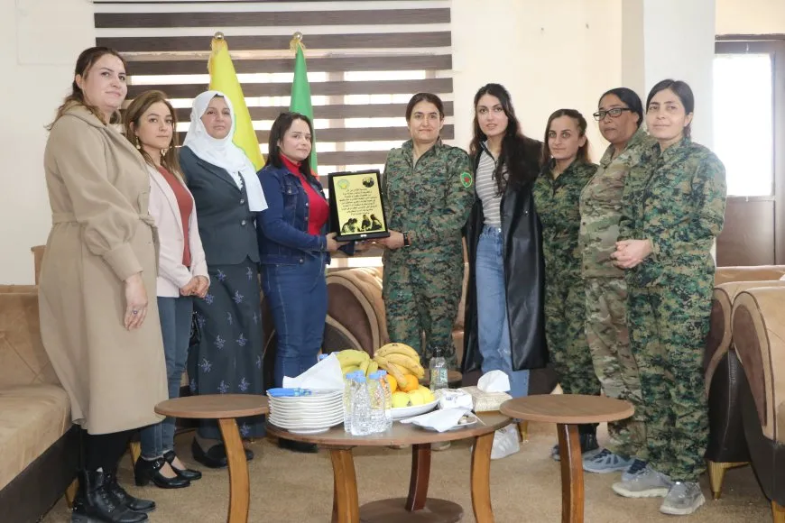 Rêxistina Jinan a Partiya Pêşverû serdana navenda YPJ’ê kir