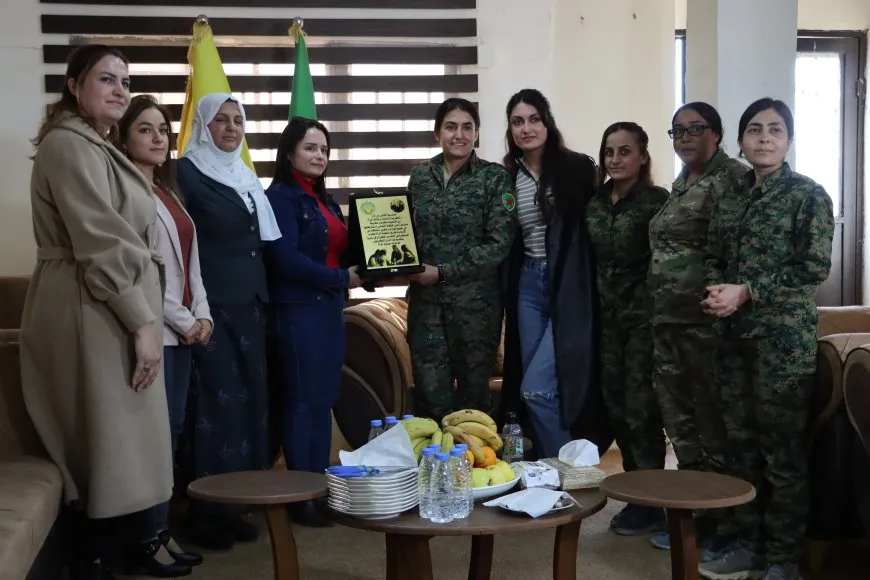 Rêxistina Jinan a Partiya Pêşverû serdana navenda YPJ’ê kir