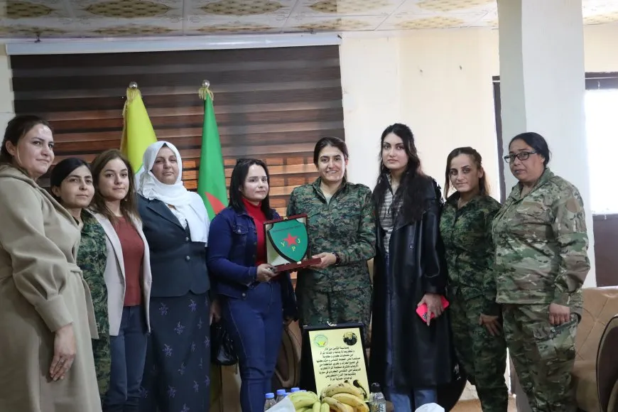 Rêxistina Jinan a Partiya Pêşverû serdana navenda YPJ’ê kir