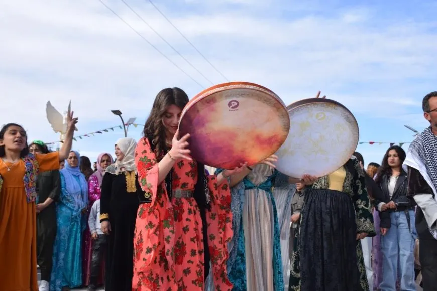 Pîrozbahiyên 8’ê Adarê bi peyamên têkoşîna hevpar li hemberî paşguhkirinê bi dawî bûn