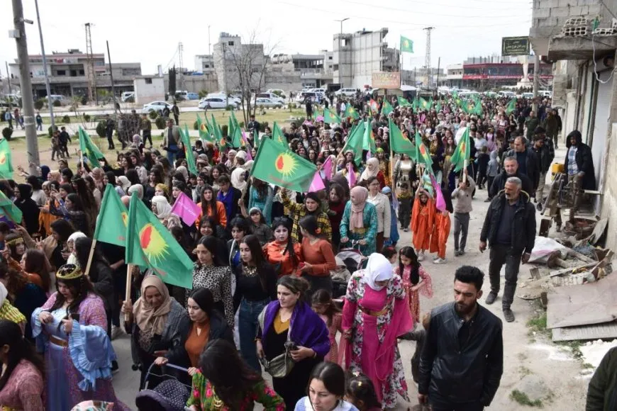 Pîrozbahiyên 8’ê Adarê bi peyamên têkoşîna hevpar li hemberî paşguhkirinê bi dawî bûn
