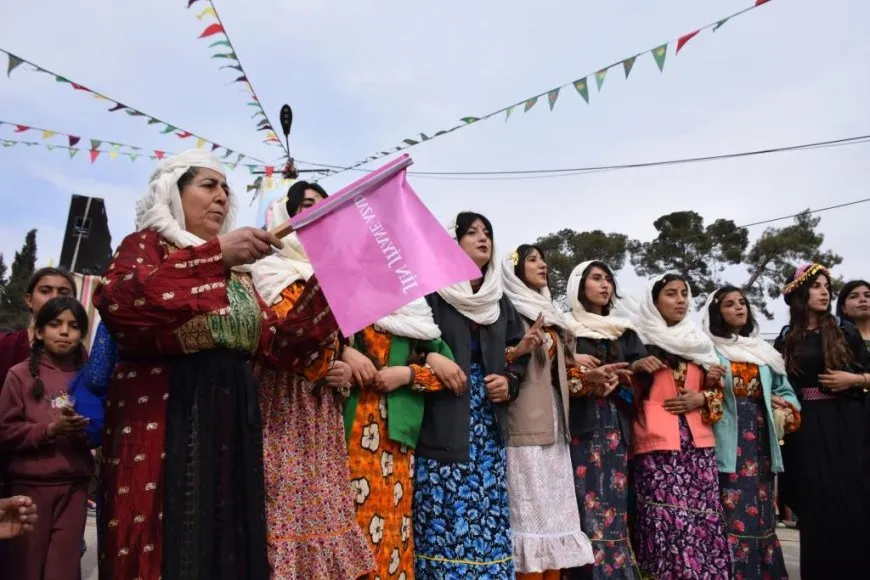 Pîrozbahiyên 8’ê Adarê bi peyamên têkoşîna hevpar li hemberî paşguhkirinê bi dawî bûn