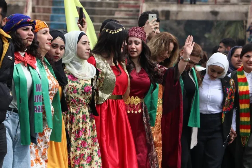 Pîrozbahiyên 8’ê Adarê bi peyamên têkoşîna hevpar li hemberî paşguhkirinê bi dawî bûn