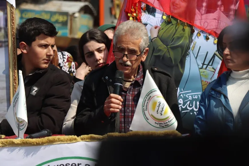 Şêniyên Qamişloyê bi meşekê komkujiyên li dijî elewiyan şermezar kirin