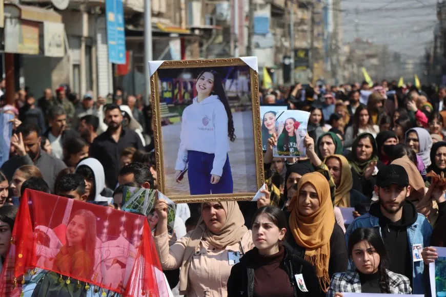 Şêniyên Qamişloyê bi meşekê komkujiyên li dijî elewiyan şermezar kirin