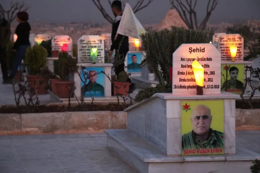 12’ê Adarê bi pêxistina mûman li ser gorên şehîdên Helebê hat bibîranîn