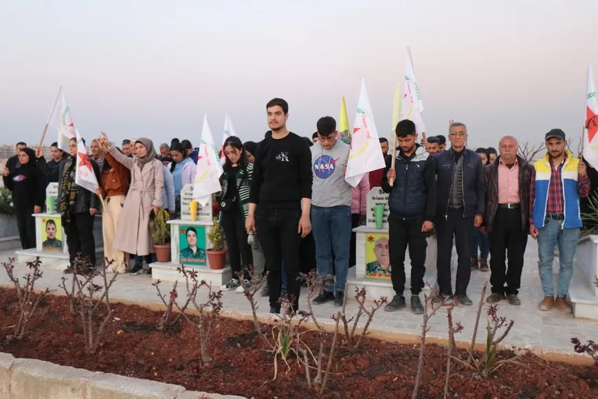 12’ê Adarê bi pêxistina mûman li ser gorên şehîdên Helebê hat bibîranîn