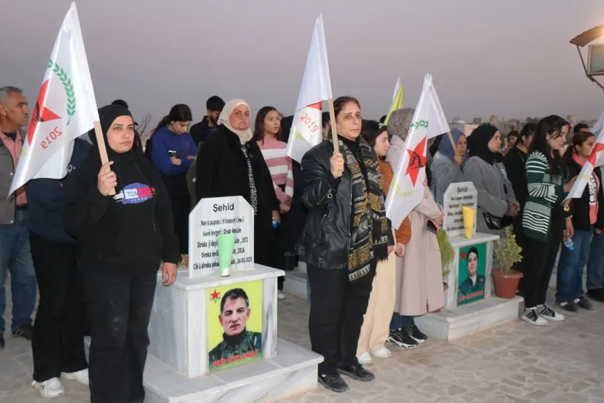 12’ê Adarê bi pêxistina mûman li ser gorên şehîdên Helebê hat bibîranîn
