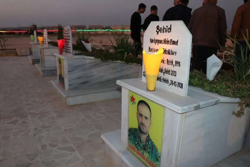 12’ê Adarê bi pêxistina mûman li ser gorên şehîdên Helebê hat bibîranîn