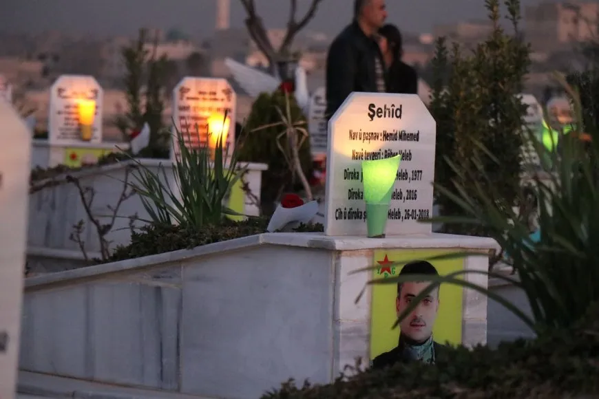 12’ê Adarê bi pêxistina mûman li ser gorên şehîdên Helebê hat bibîranîn