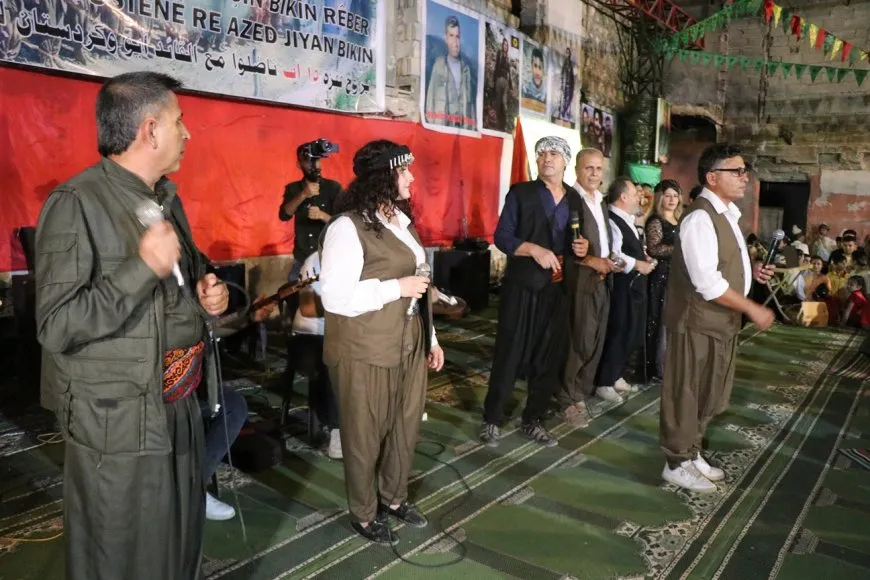 Kurê xwe yê şehîd bi stranan oxir kir