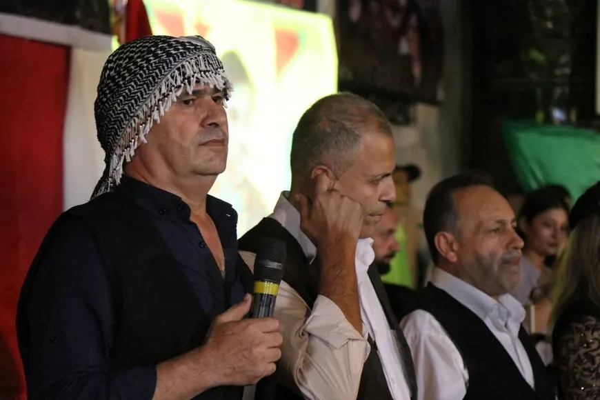 Kurê xwe yê şehîd bi stranan oxir kir