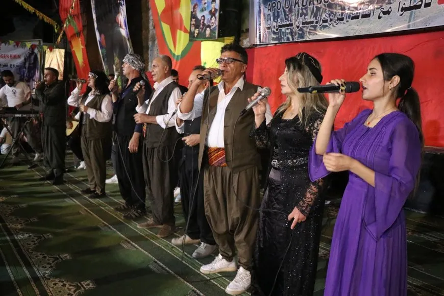 Kurê xwe yê şehîd bi stranan oxir kir